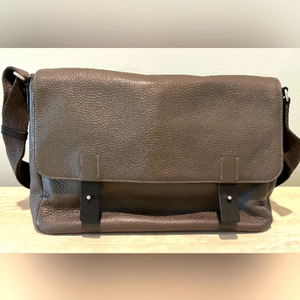 Rare Ecco Unisex Ely Grey Pebbled Leather Messenger Bag is Pristine